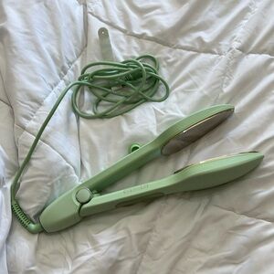 Nori Press Steam Iron in Green - like new